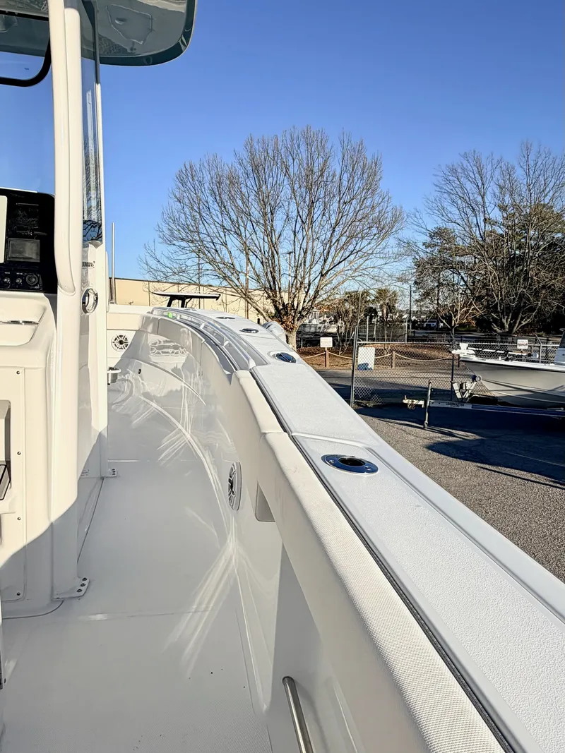 Slide: The Image of Sea Hunt Ultra 275 CB 2026 - 9