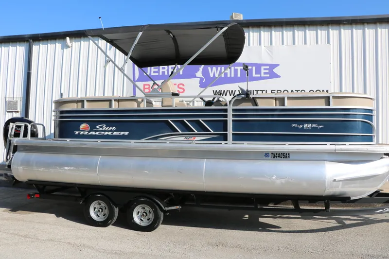 The Image of Tracker Party Barge 22 Dlx XP3 2022 - 0