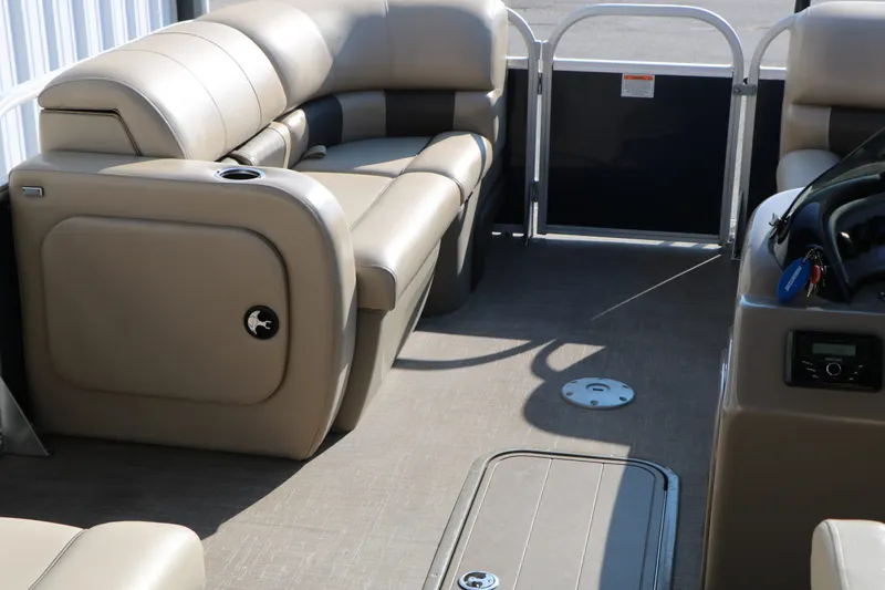 Slide: The Image of Tracker Party Barge 22 Dlx XP3 2022 - 29