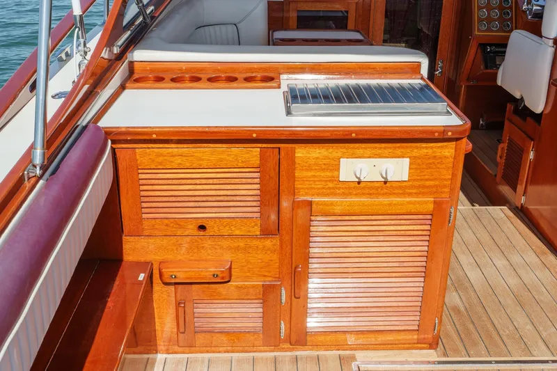 Slide: The Image of Windsor Craft 31 Sport Cruiser 1991 - 21