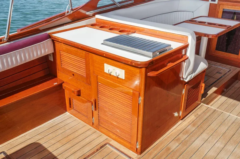 Slide: The Image of Windsor Craft 31 Sport Cruiser 1991 - 22