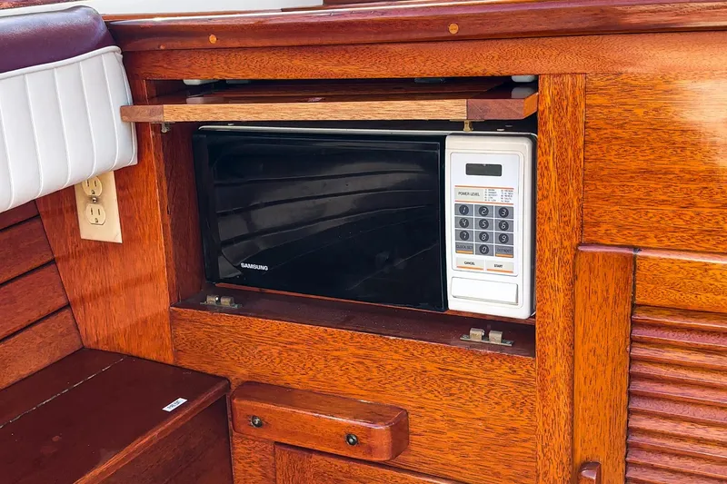 Slide: The Image of Windsor Craft 31 Sport Cruiser 1991 - 23