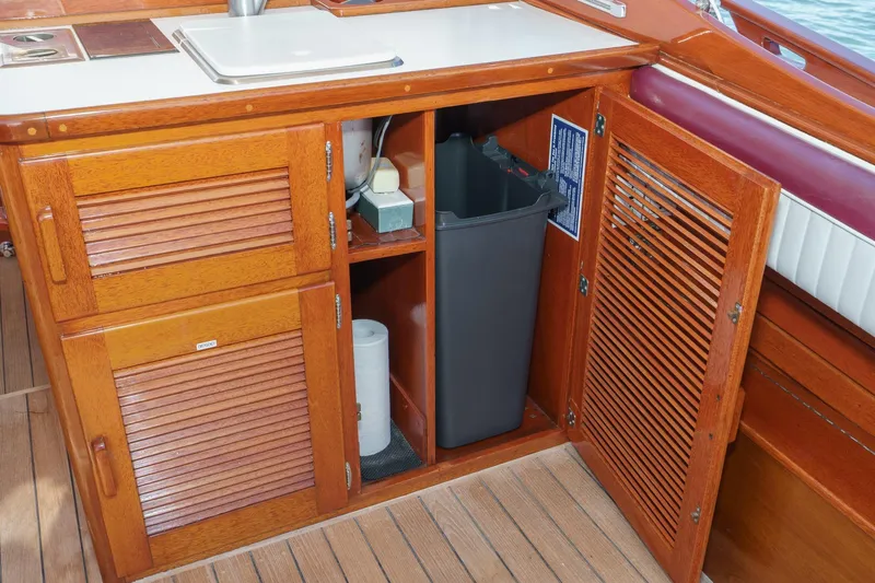 Slide: The Image of Windsor Craft 31 Sport Cruiser 1991 - 27