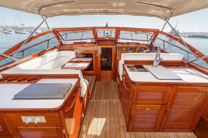 Slide: The Image of Windsor Craft 31 Sport Cruiser 1991 - 29