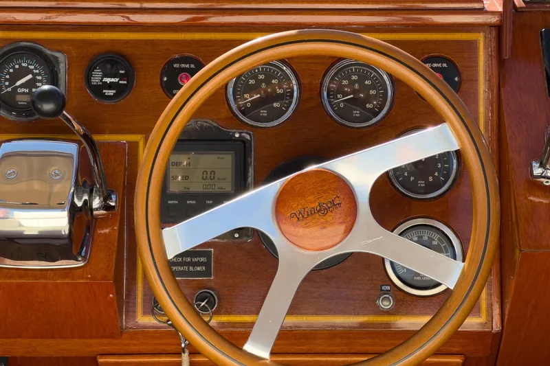 Slide: The Image of Windsor Craft 31 Sport Cruiser 1991 - 37