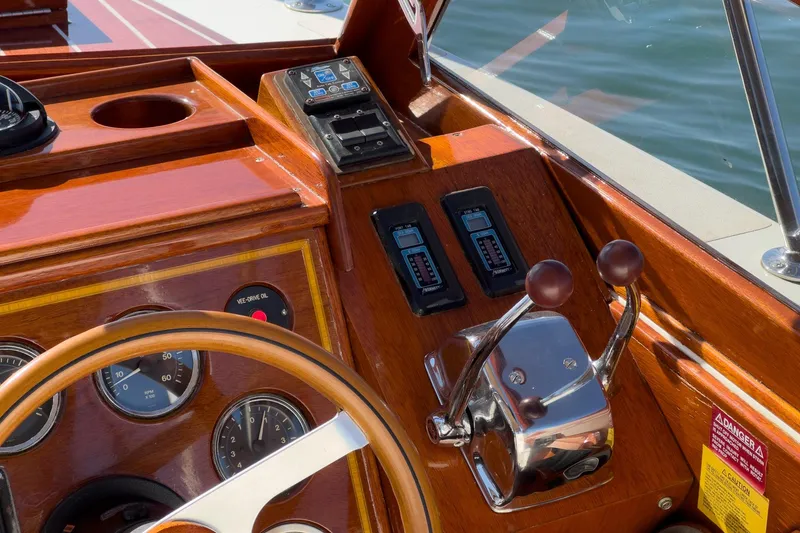 Slide: The Image of Windsor Craft 31 Sport Cruiser 1991 - 38