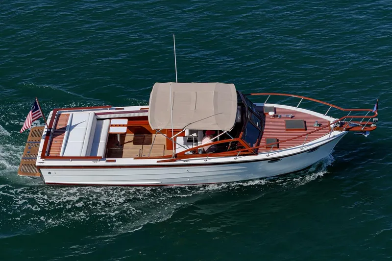 Slide: The Image of Windsor Craft 31 Sport Cruiser 1991 - 7