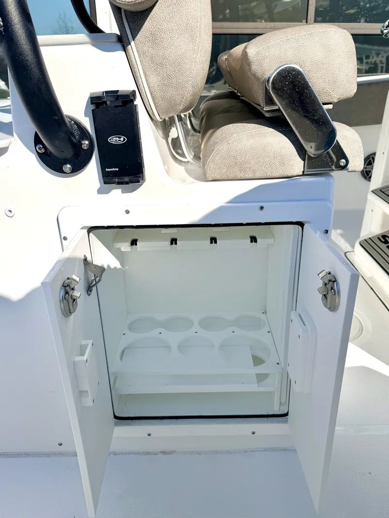 Slide: The Image of Sea Hunt Ultra 285 SE 2026 - 11