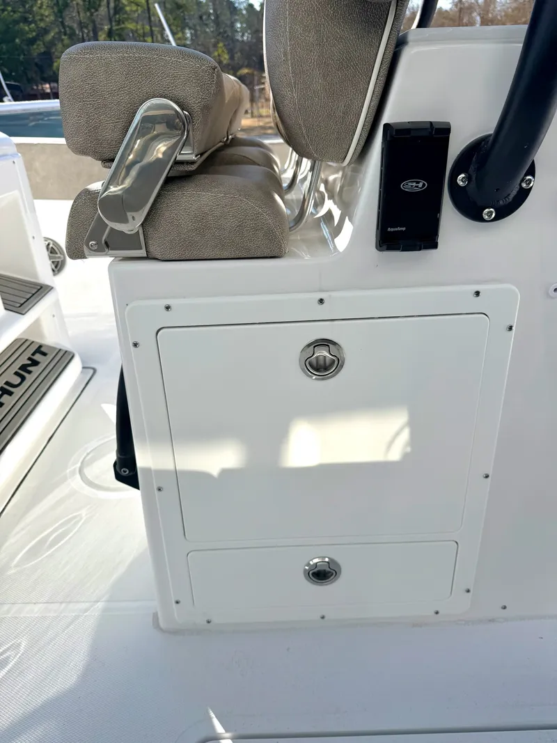 Slide: The Image of Sea Hunt Ultra 285 SE 2026 - 12