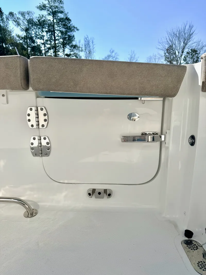 Slide: The Image of Sea Hunt Ultra 285 SE 2026 - 13