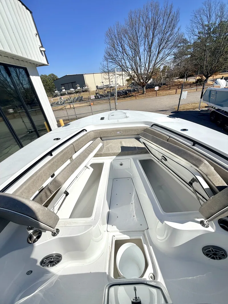 Slide: The Image of Sea Hunt Ultra 285 SE 2026 - 24