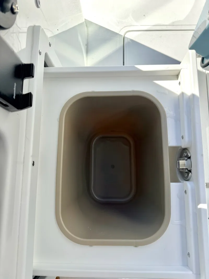 Slide: The Image of Sea Hunt Ultra 285 SE 2026 - 29