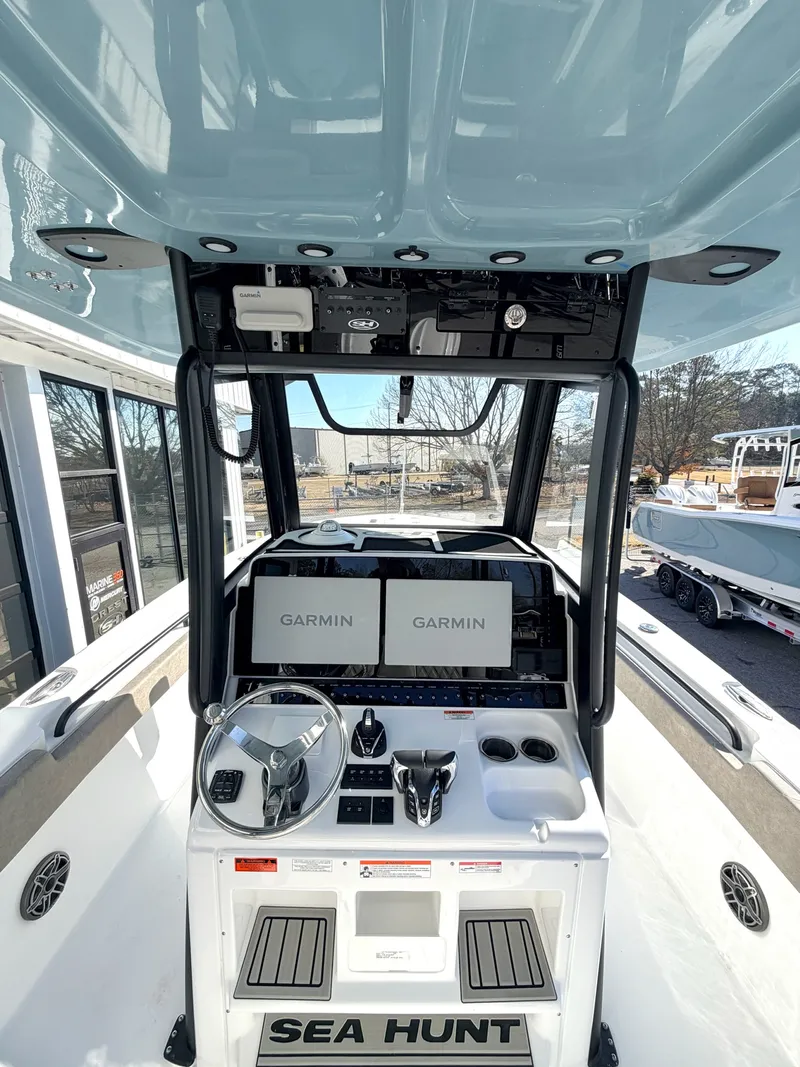 Slide: The Image of Sea Hunt Ultra 285 SE 2026 - 7