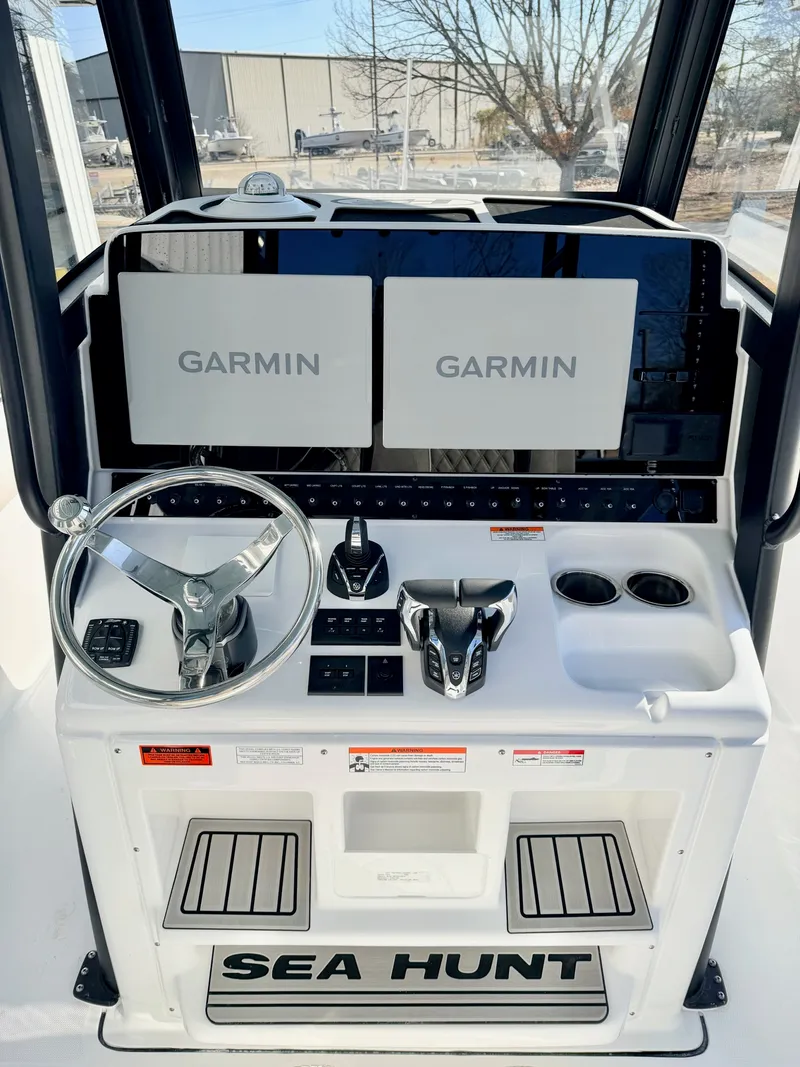 Slide: The Image of Sea Hunt Ultra 285 SE 2026 - 8