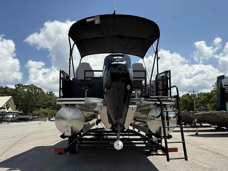 Slide: The Image of Lowe Pontoon LF 194 2026 - 5