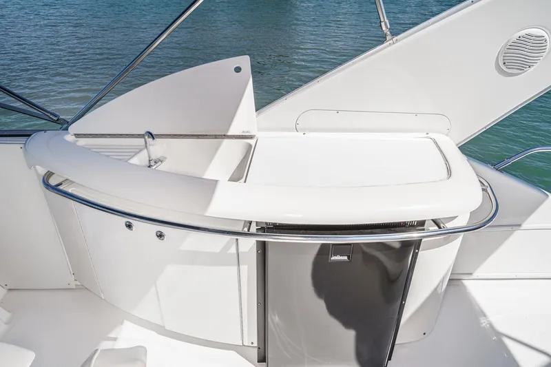 Slide: The Image of Bayliner 5788 Pilot House Motoryacht 2000 - 17