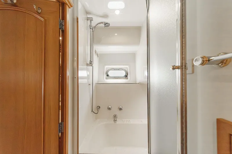 Slide: The Image of Bayliner 5788 Pilot House Motoryacht 2000 - 49