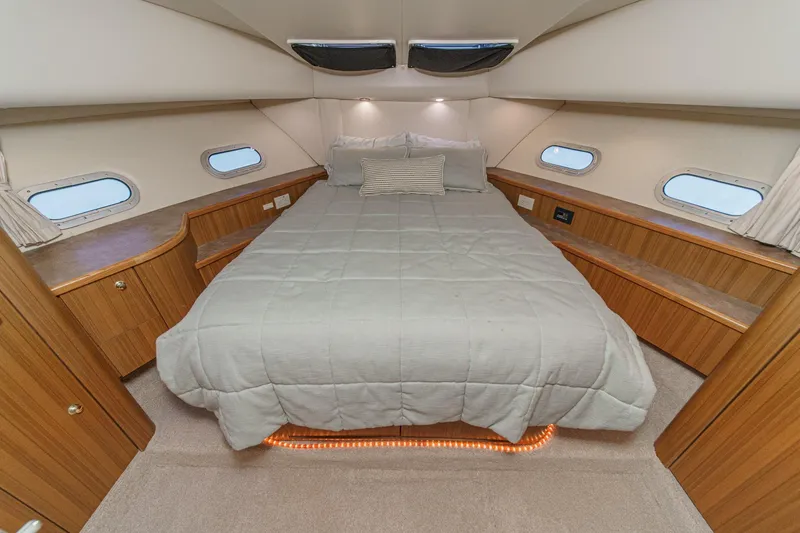 Slide: The Image of Bayliner 5788 Pilot House Motoryacht 2000 - 50