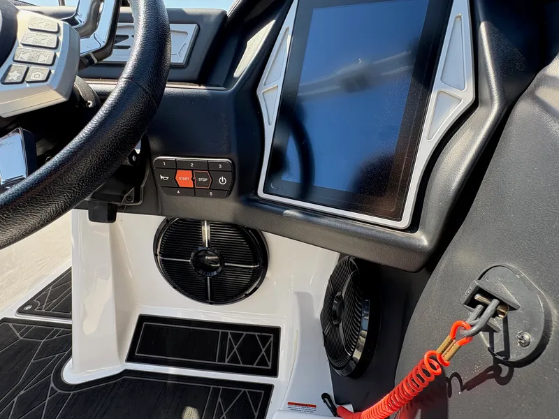 Slide: The Image of Tigé 23ZX 2020 - 10