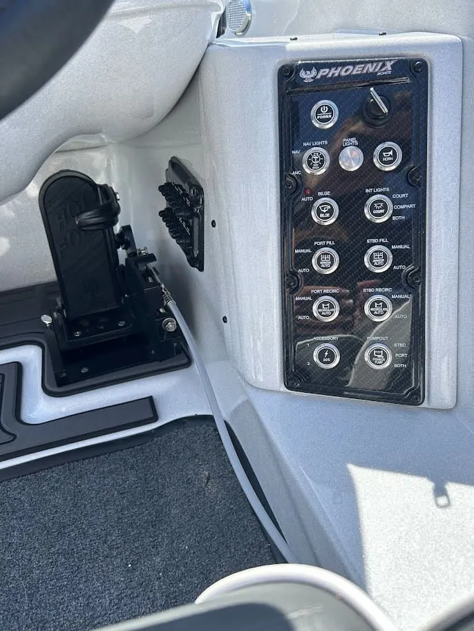 Slide: The Image of Phoenix Bass Boat 21 LXE 2027 - 11