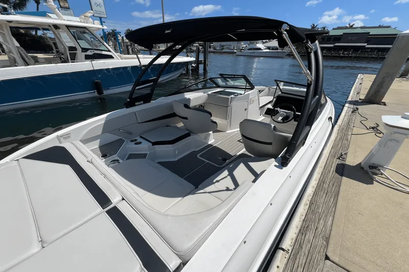 Slide: The Image of Sea Ray SPX 210 Outboard 2023 - 11