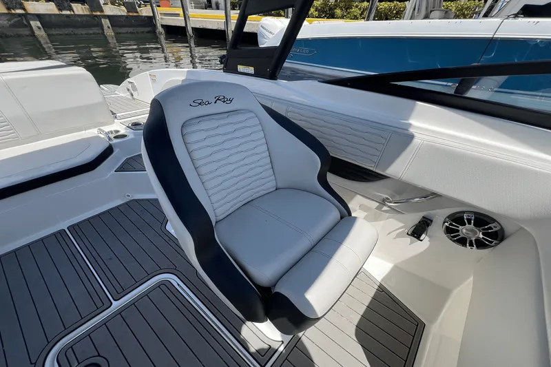 Slide: The Image of Sea Ray SPX 210 Outboard 2023 - 20