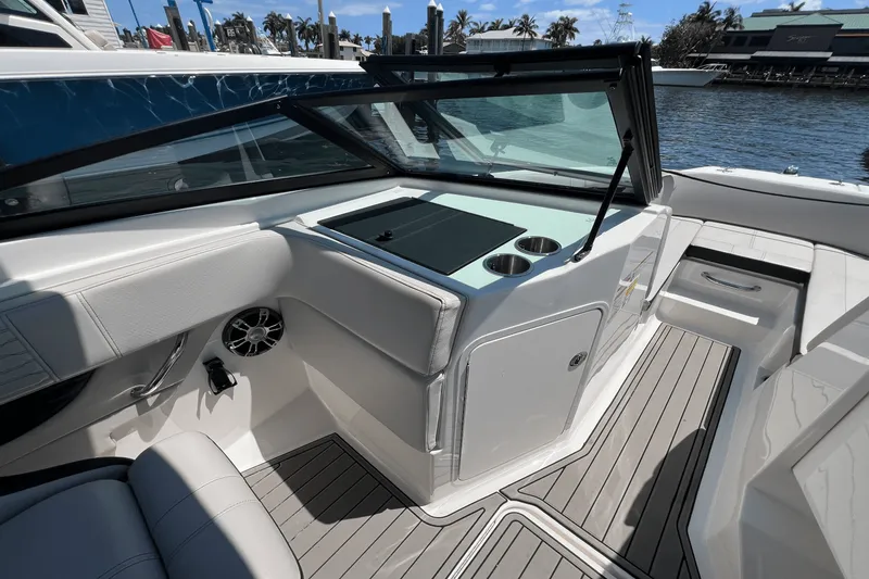 Slide: The Image of Sea Ray SPX 210 Outboard 2023 - 22