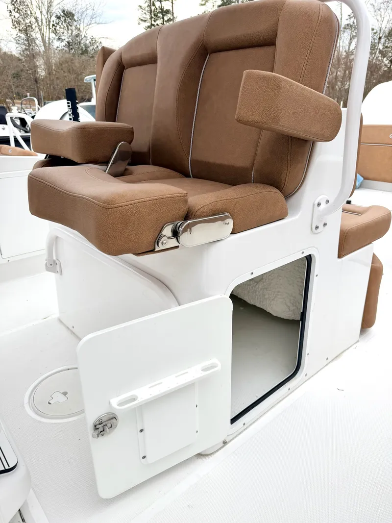 Slide: The Image of Sea Hunt Ultra 275 SE 2025 - 11