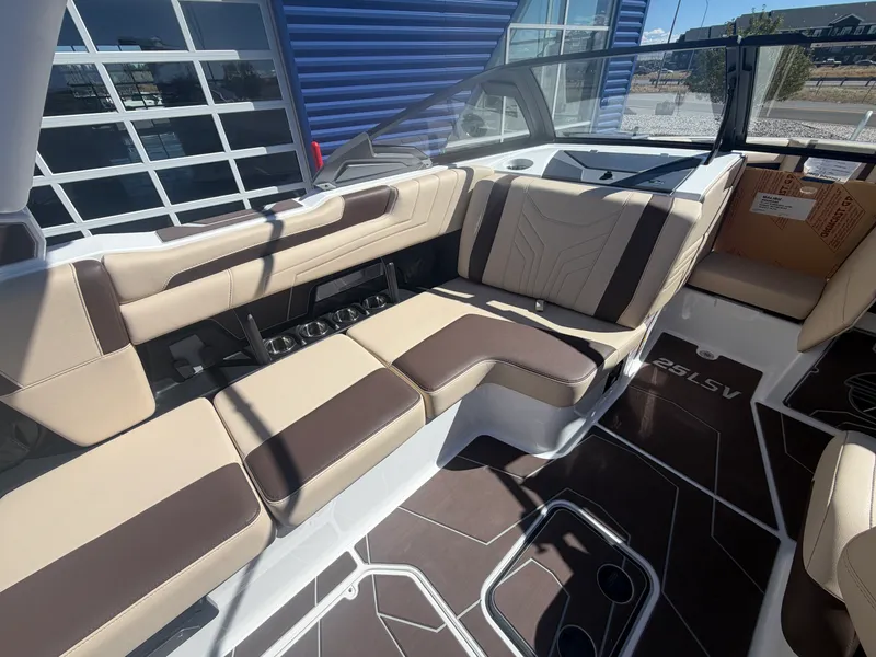 Slide: The Image of Malibu 25 LSV 2027 - 15