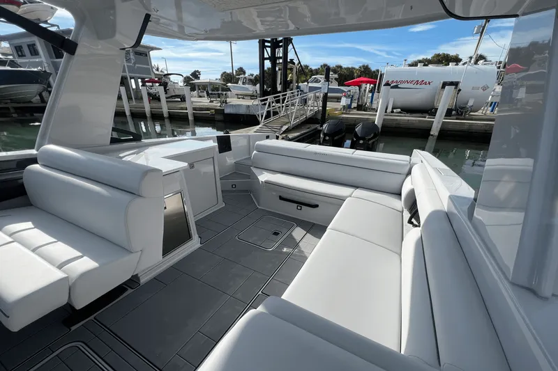 Slide: The Image of Aviara AV32 Outboard 2025 - 10