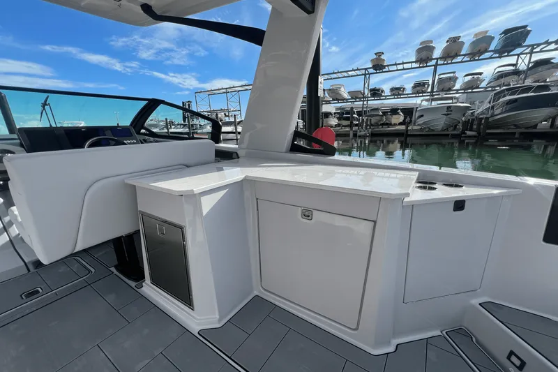 Slide: The Image of Aviara AV32 Outboard 2025 - 11