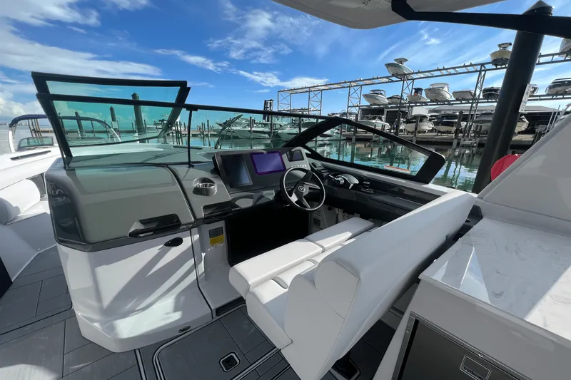 Slide: The Image of Aviara AV32 Outboard 2025 - 12