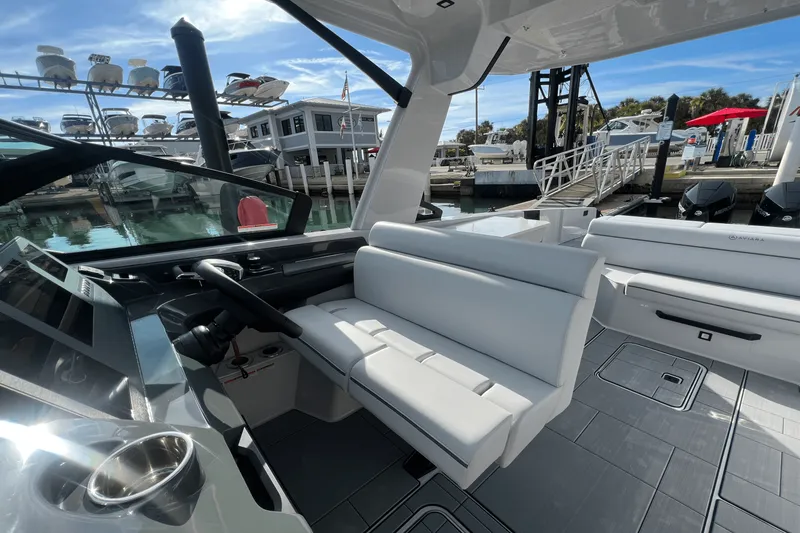 Slide: The Image of Aviara AV32 Outboard 2025 - 14