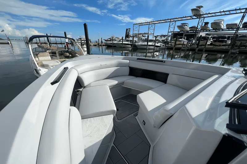 Slide: The Image of Aviara AV32 Outboard 2025 - 15