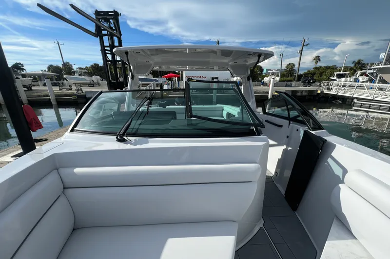 Slide: The Image of Aviara AV32 Outboard 2025 - 17