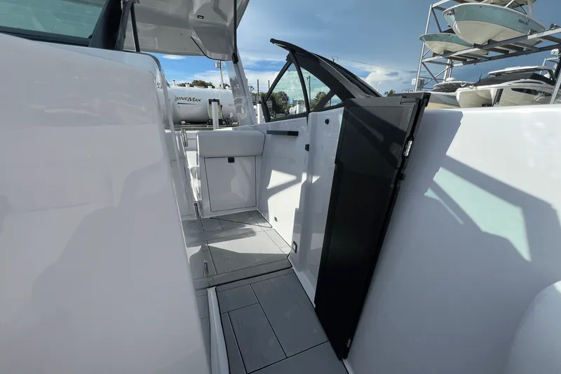 Slide: The Image of Aviara AV32 Outboard 2025 - 18