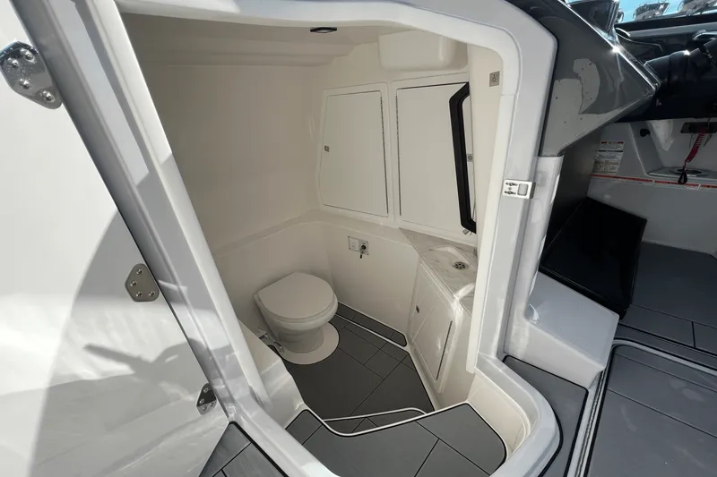 Slide: The Image of Aviara AV32 Outboard 2025 - 20