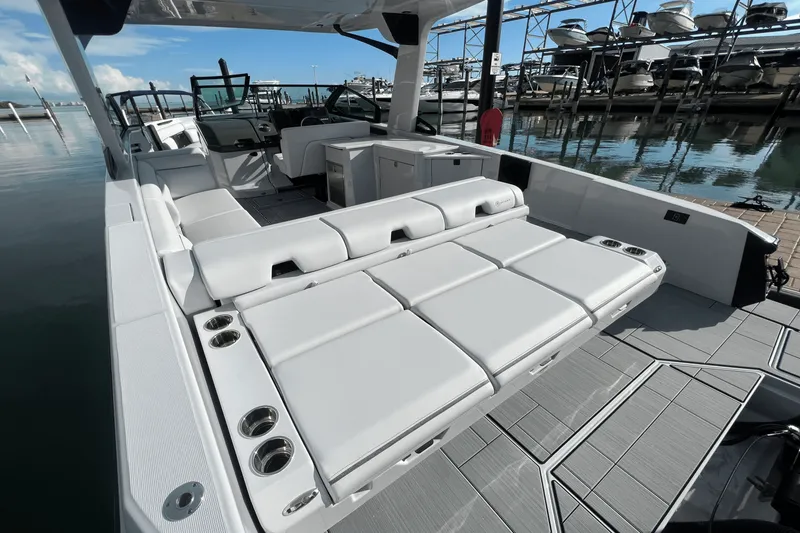 Slide: The Image of Aviara AV32 Outboard 2025 - 4