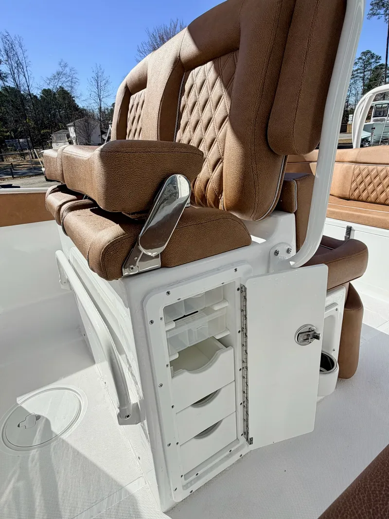 Slide: The Image of Sea Hunt Ultra 245 SE 2026 - 10