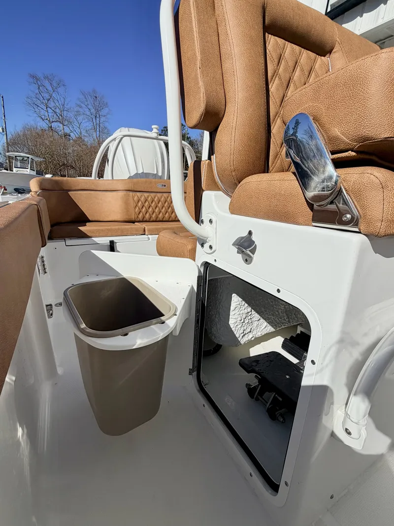 Slide: The Image of Sea Hunt Ultra 245 SE 2026 - 11