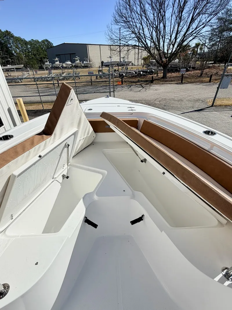 Slide: The Image of Sea Hunt Ultra 245 SE 2026 - 19