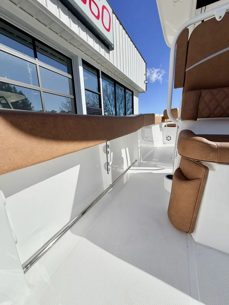 Slide: The Image of Sea Hunt Ultra 245 SE 2026 - 22