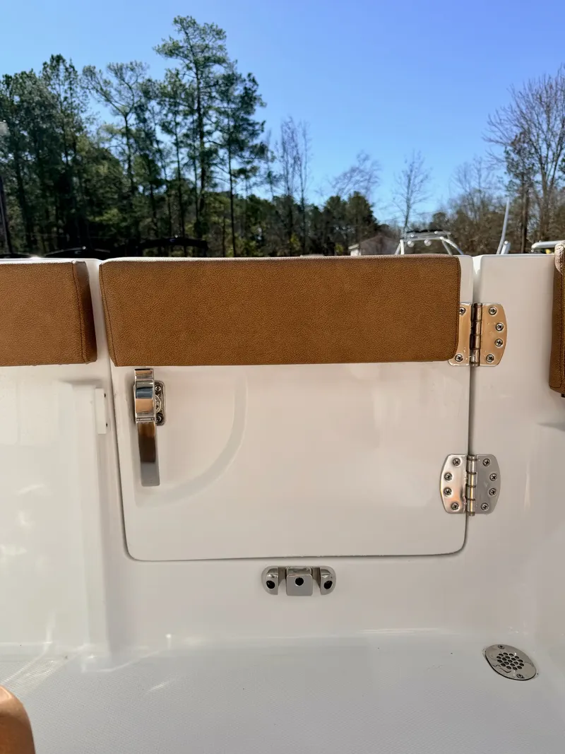 Slide: The Image of Sea Hunt Ultra 245 SE 2026 - 4