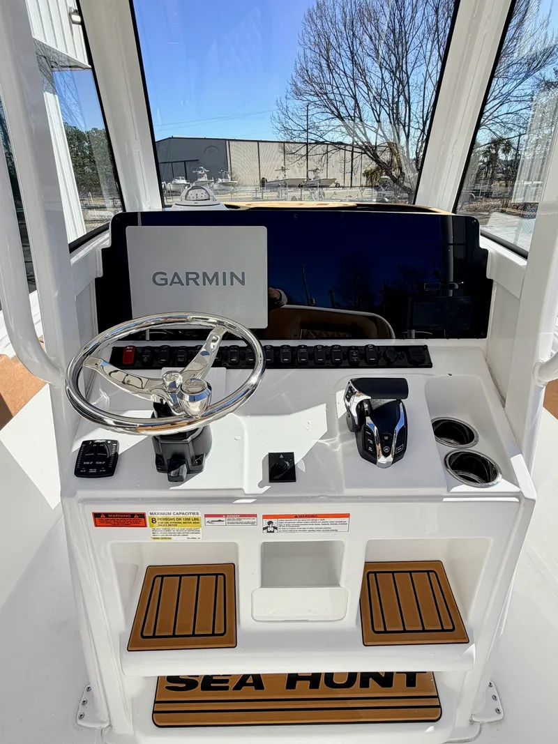 Slide: The Image of Sea Hunt Ultra 245 SE 2026 - 6