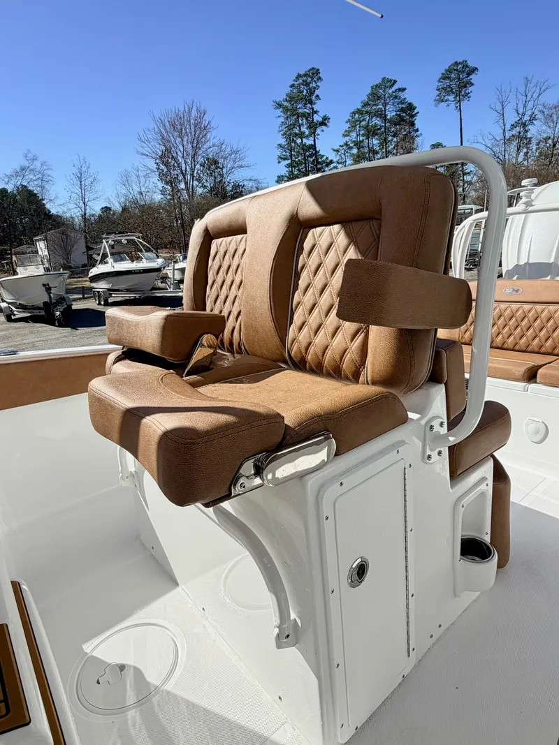 Slide: The Image of Sea Hunt Ultra 245 SE 2026 - 9