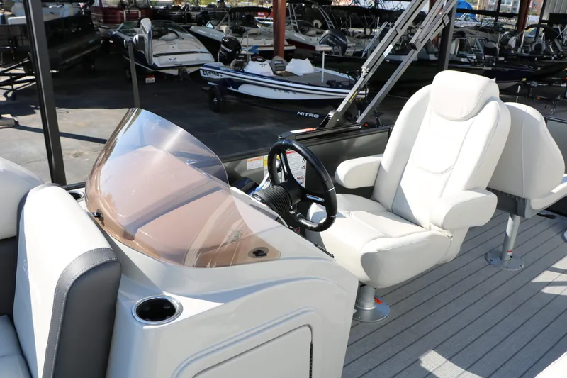 Slide: The Image of Sylvan Mirage 820 Party Fish Tri-Toon 2026 - 10