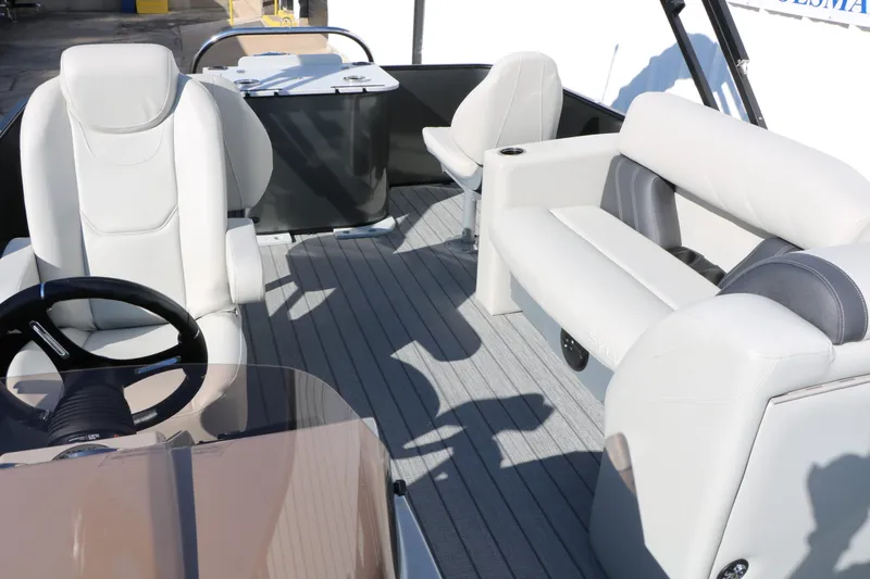 Slide: The Image of Sylvan Mirage 820 Party Fish Tri-Toon 2026 - 16