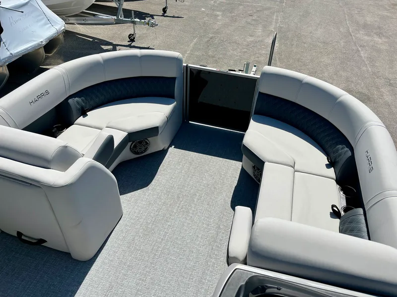 Slide: The Image of Harris Sunliner 210 2025 - 13