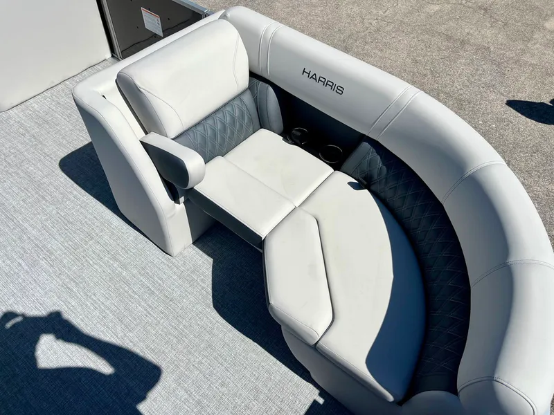 Slide: The Image of Harris Sunliner 210 2025 - 15