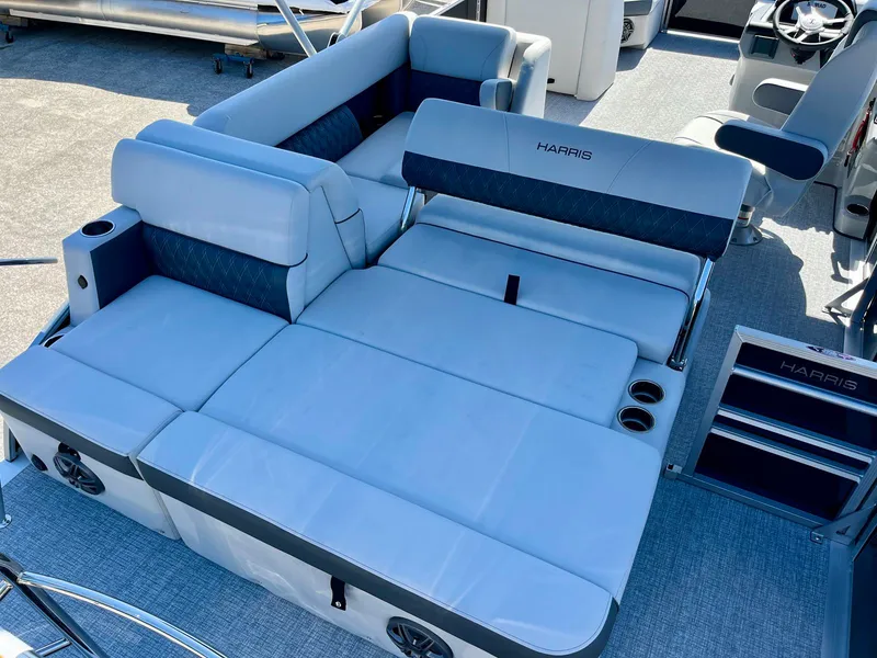 Slide: The Image of Harris Sunliner 210 2025 - 16